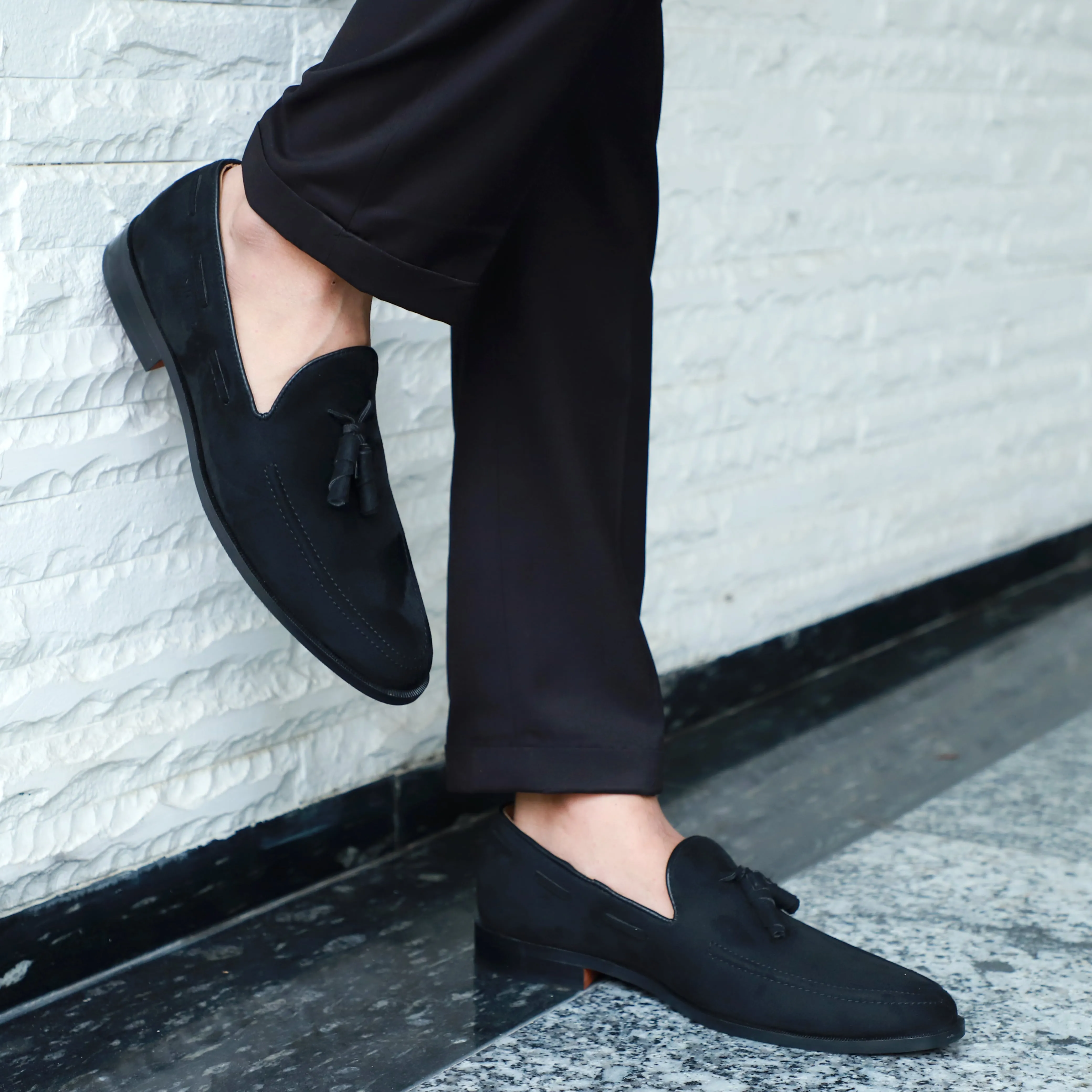 NICHE Black Elegant Suede Tassel Loafer